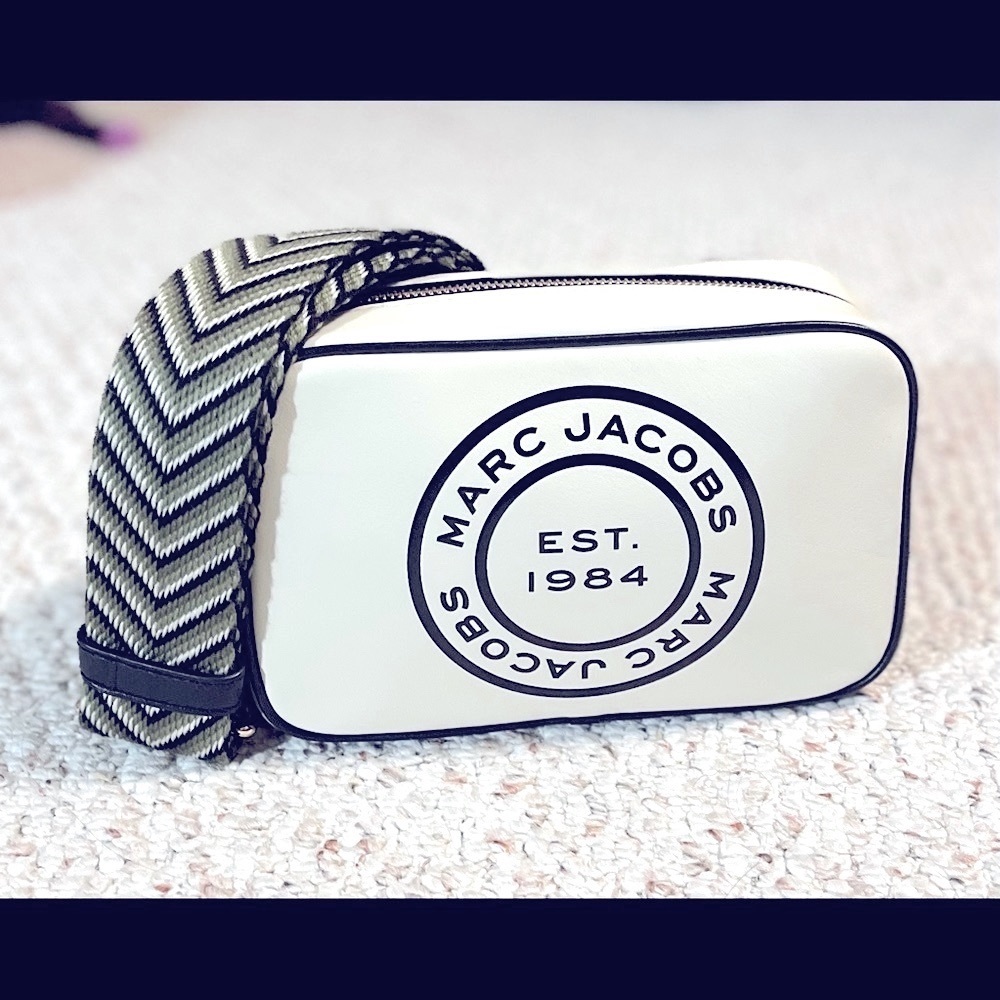 Authentic Marc Jacobs The Signet Flash Camera bag in Marshmallow